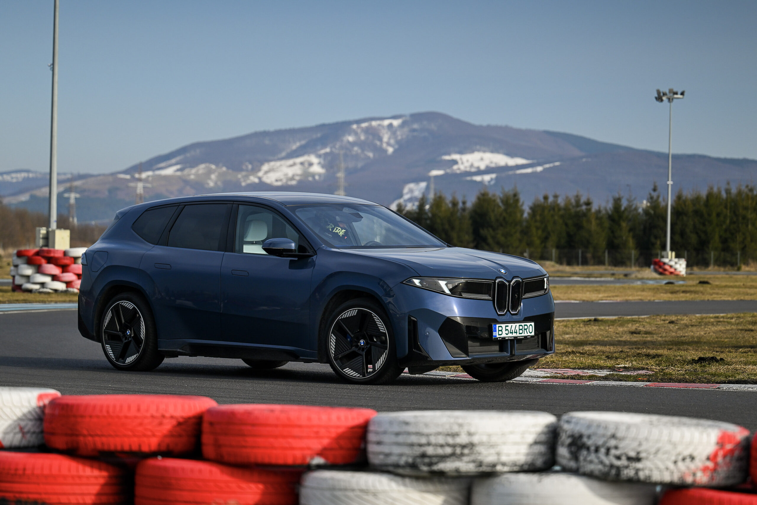 BMW iX3 был признан «Автомобилем года» во всем мире, а также электромобилем 2026 года.