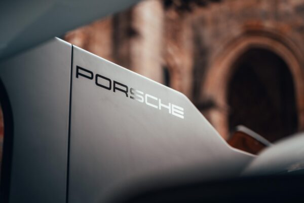 Продажи Porsche снова падают. Китайский рынок пострадал больше всего