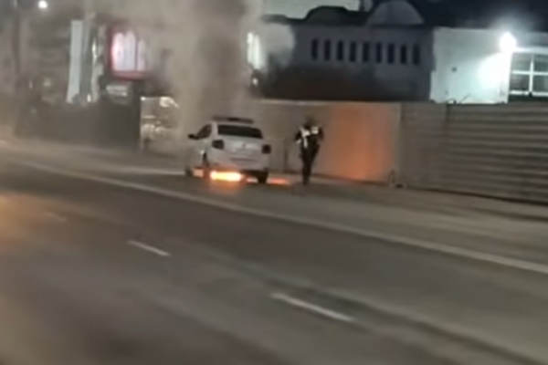 Полицейский Logan загорелся в пробке в Яссах. Что стало причиной пожара