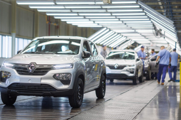 Renault проводит массовые увольнения, в том числе в Румынии. В ближайшие годы будут уволены около 2400 специалистов