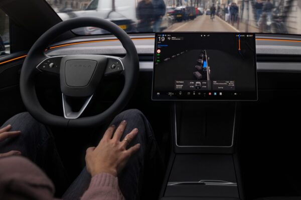 Tesla творит историю в Европе: полное автономное вождение (контролируемое) впервые достигает автомобилей клиентов на Старом континенте